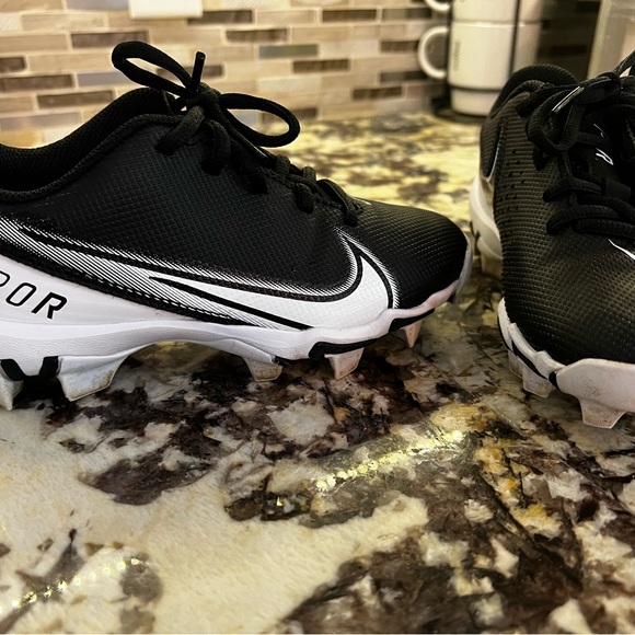 Youth Nike football cleats size 1. - Picture 7 of 9